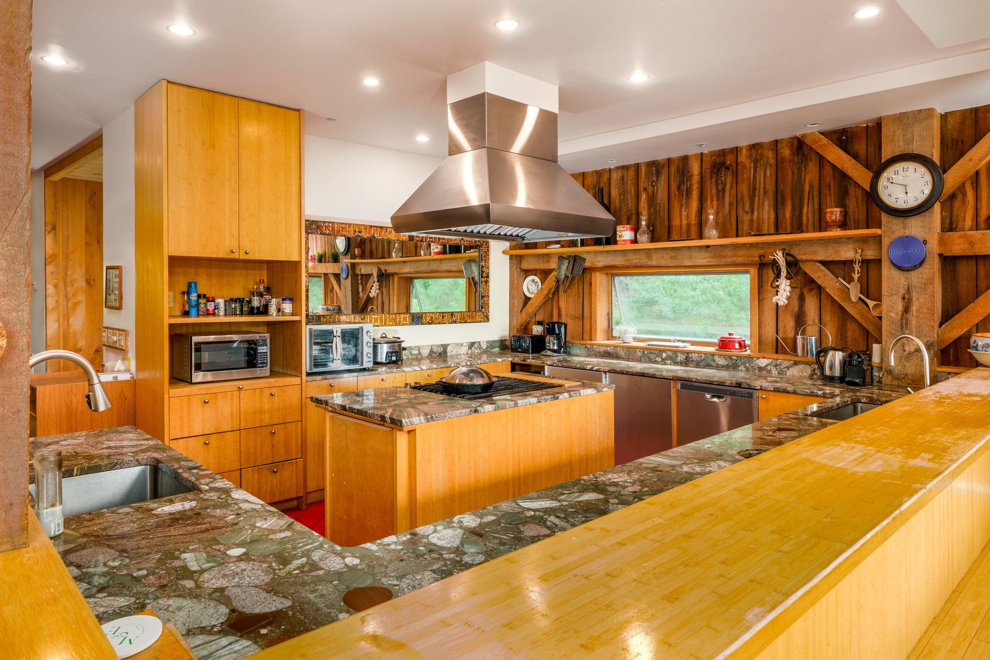 013 -Breakfast Bar- 105 Stewart Rd
