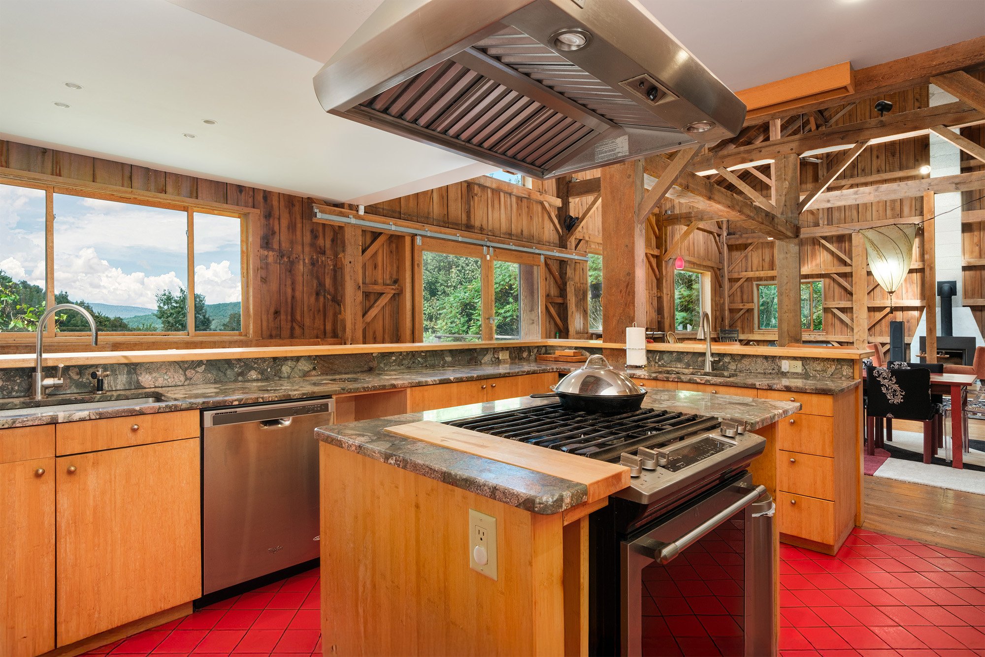 016 -Great for entertaining- 105 Stewart Rd