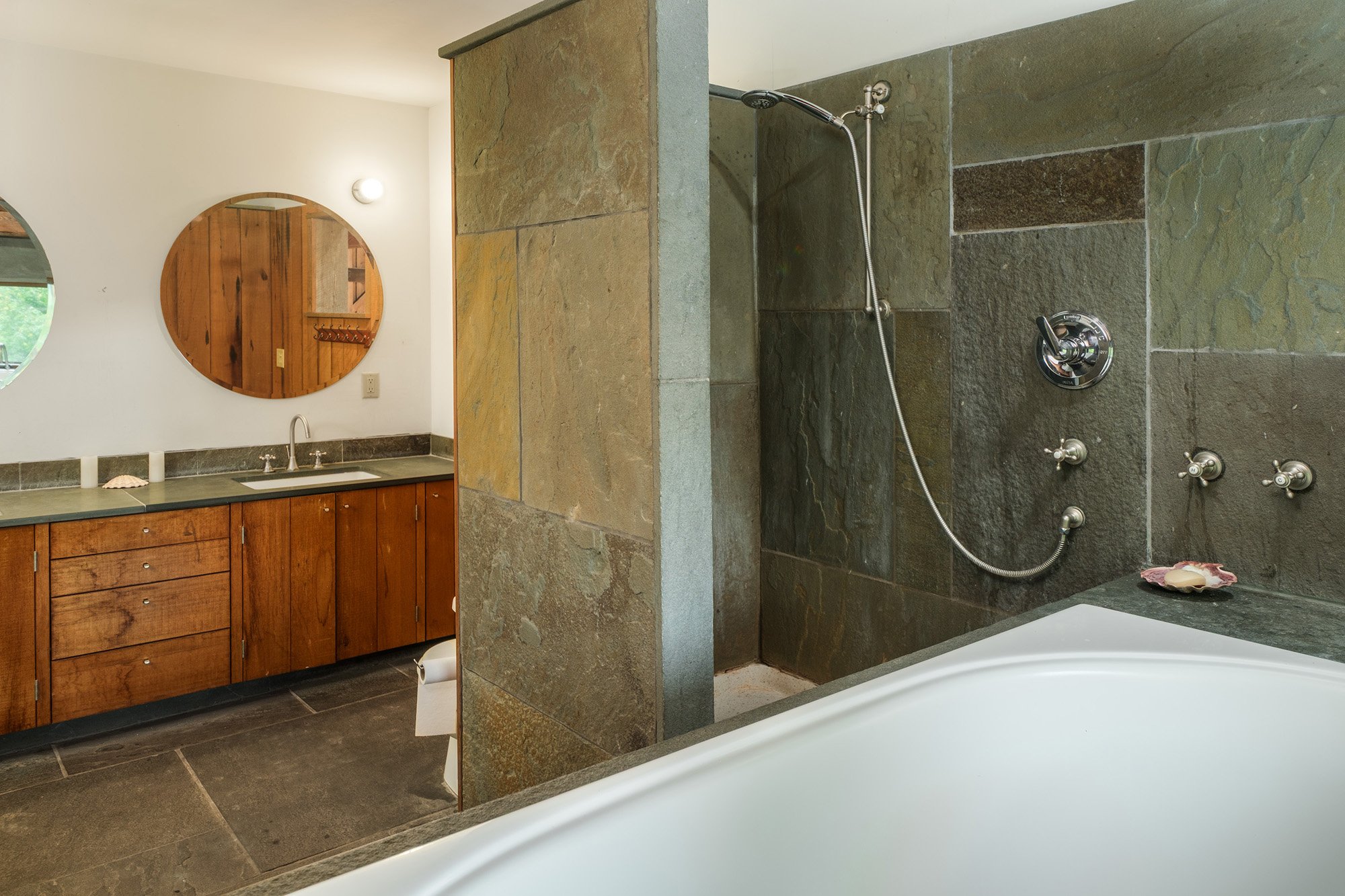 035 -Primary ensuite standing soaking tub-105 Stewart Rd