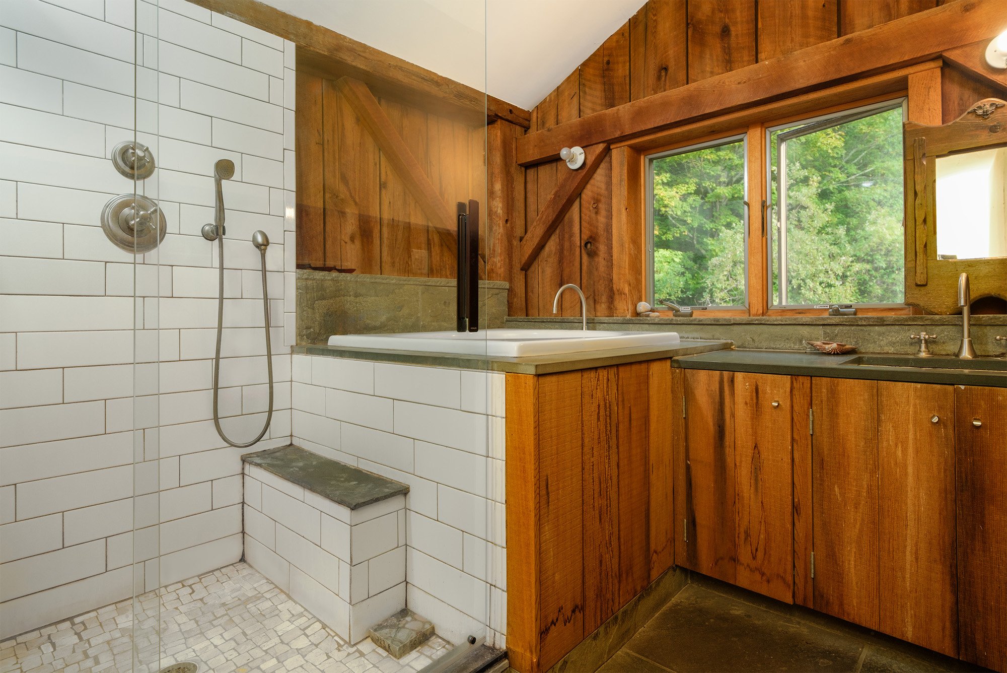 040 -Guest Bath- 105 Stewart Rd