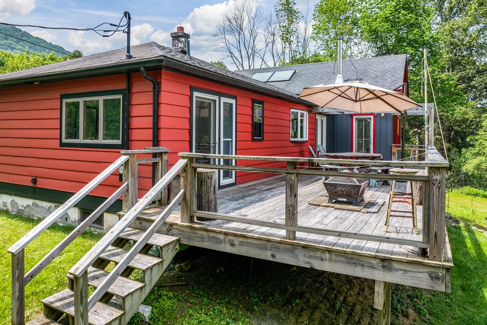 Deck for outdoor entertaining  - 4923 County Highway 36
