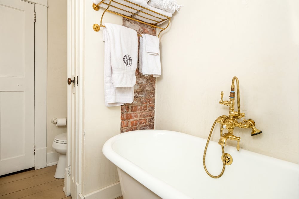 035 Ayer House center full bath