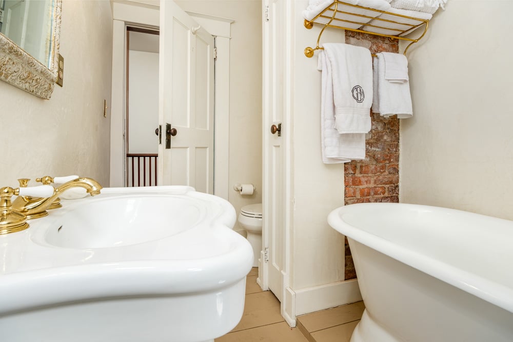 036 Ayre House center full bath