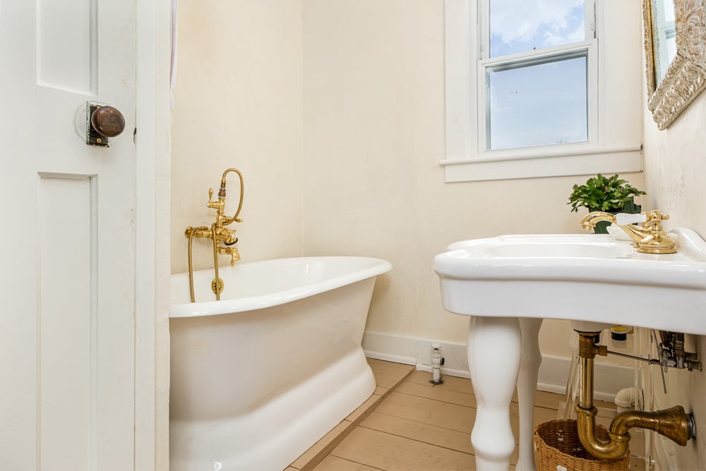 037 Ayre House center full bath