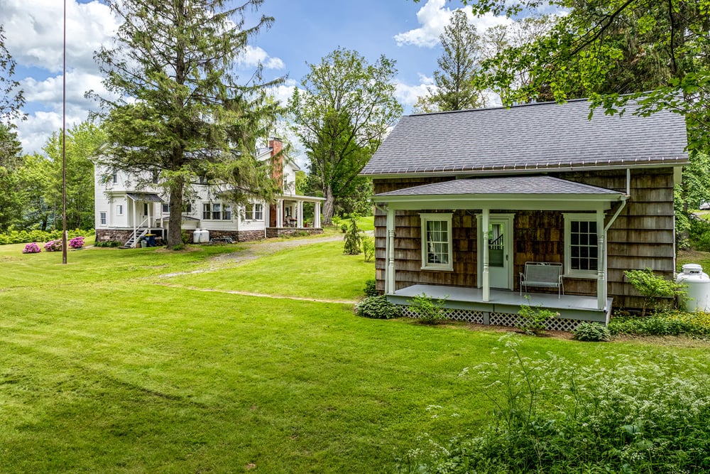 042 2bd 1ba Cottage w main house