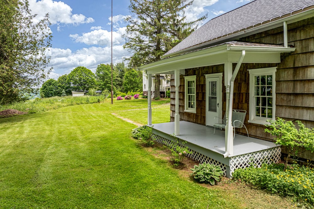 044 2bd 1ba Cottage w main house